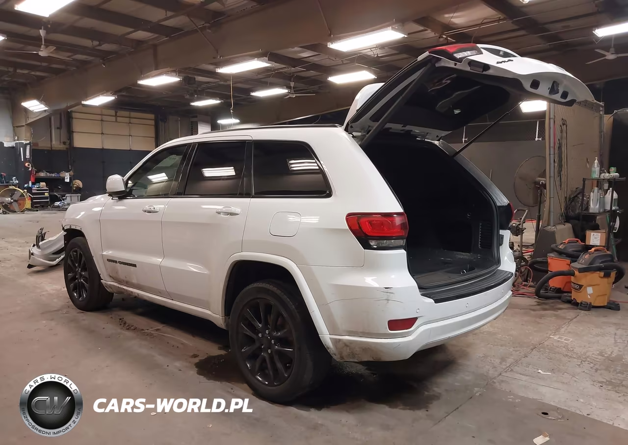 2018 Jeep Grand Cherokee Altitude 4X4 VIN:1C4RJFAG2JC211199 - 3