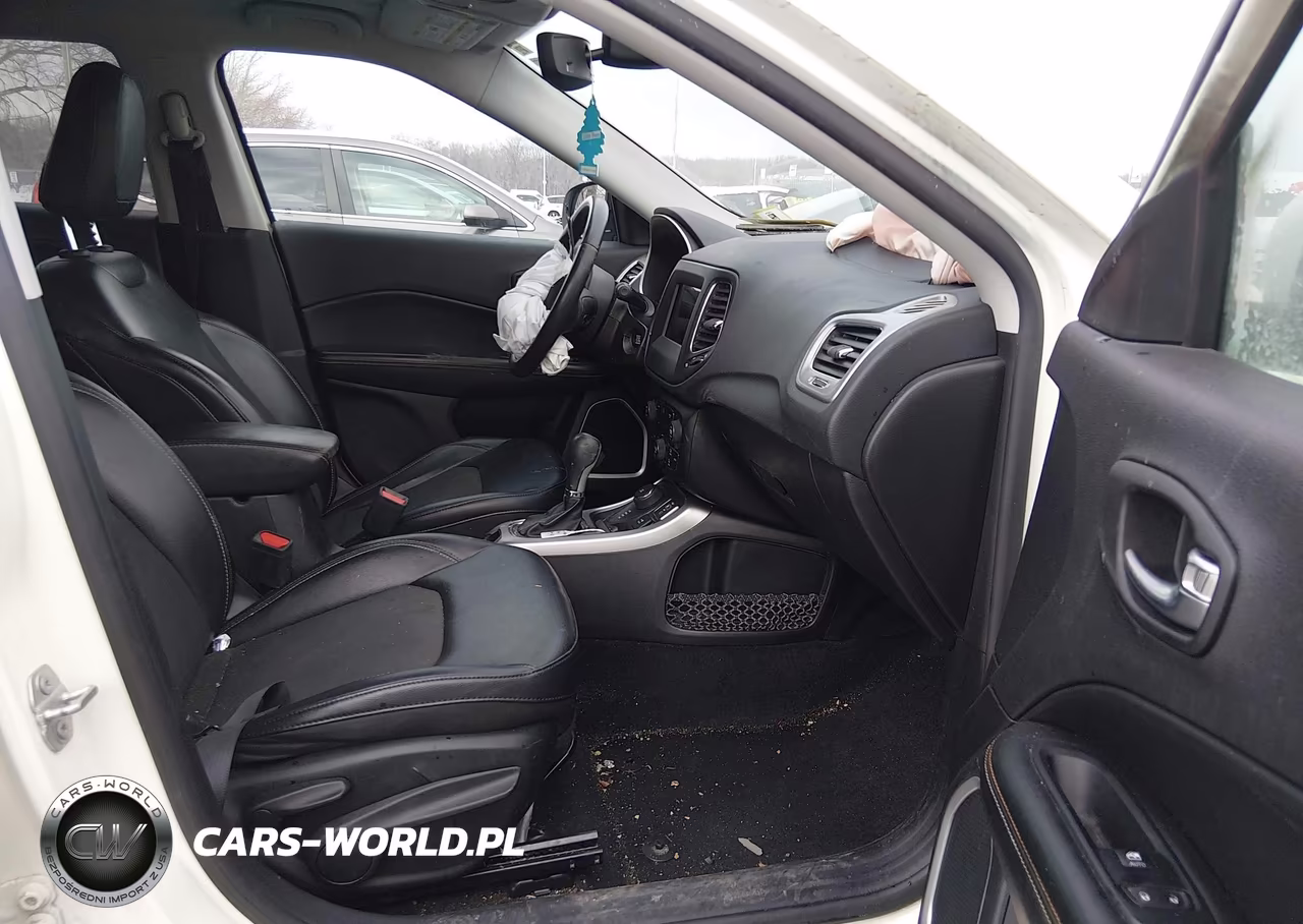 2019 Jeep Compass Latitude 4X4 VIN:3C4NJDBB0KT767782 - 5