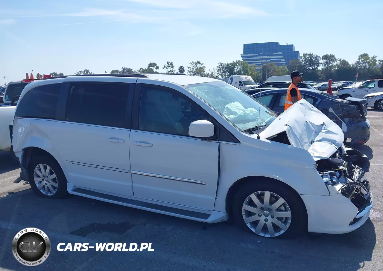 2015 Chrysler Town & Country Touring VIN:2C4RC1BG7FR676331 - 13