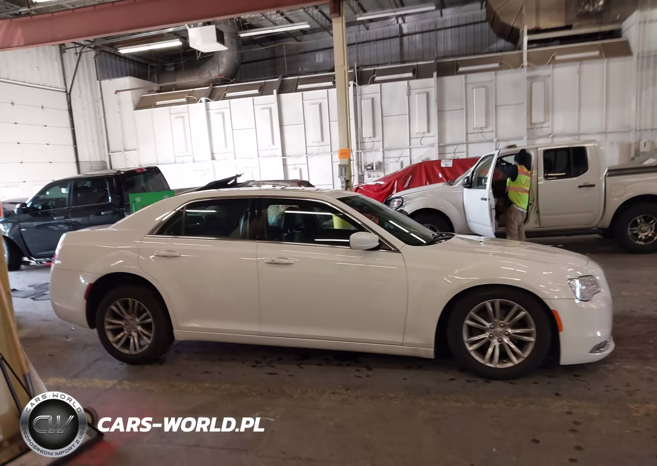 2015 Chrysler 300 Touring VIN:2C3CCAAG6FH832716 - 13