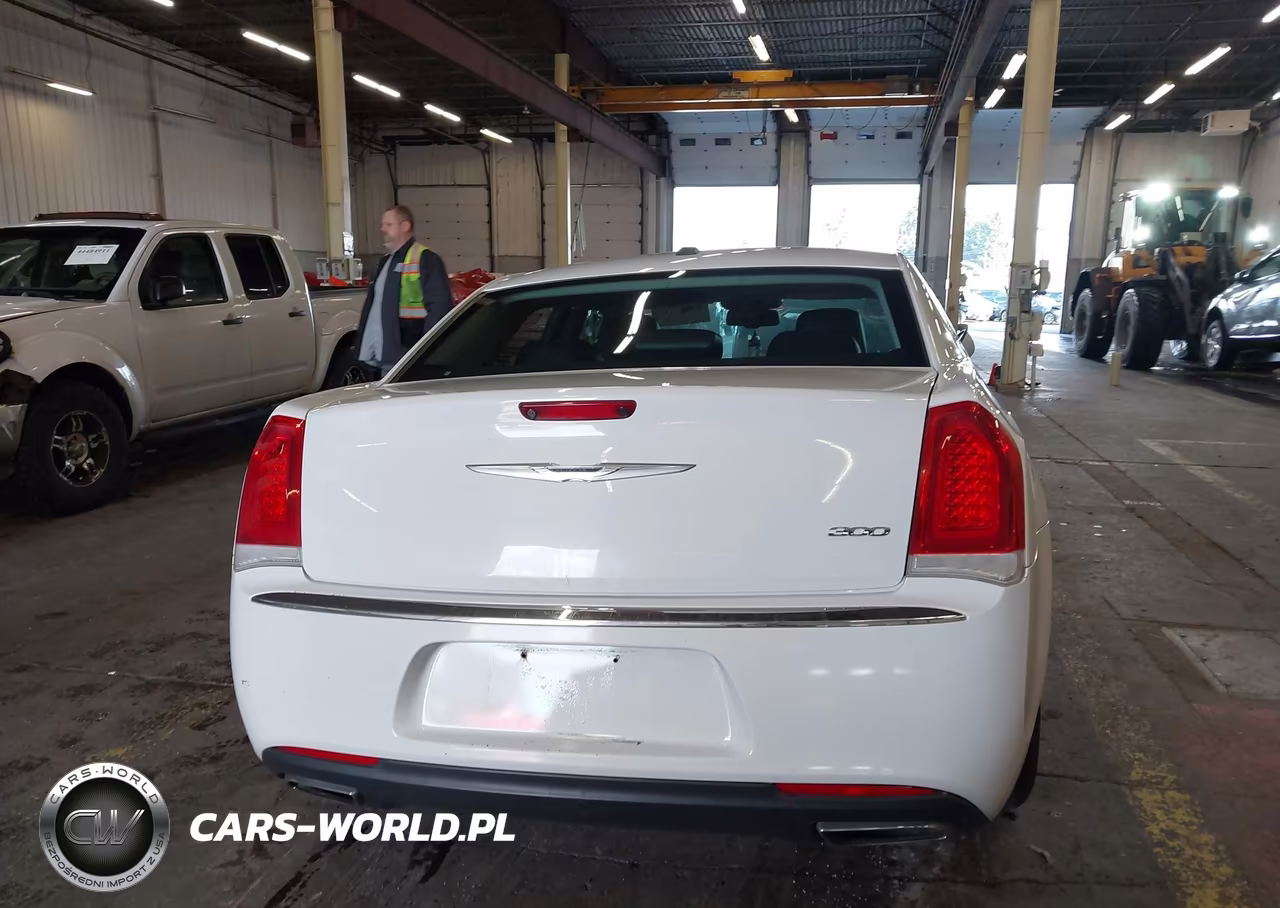 2015 Chrysler 300 Touring VIN:2C3CCAAG6FH832716 - 16