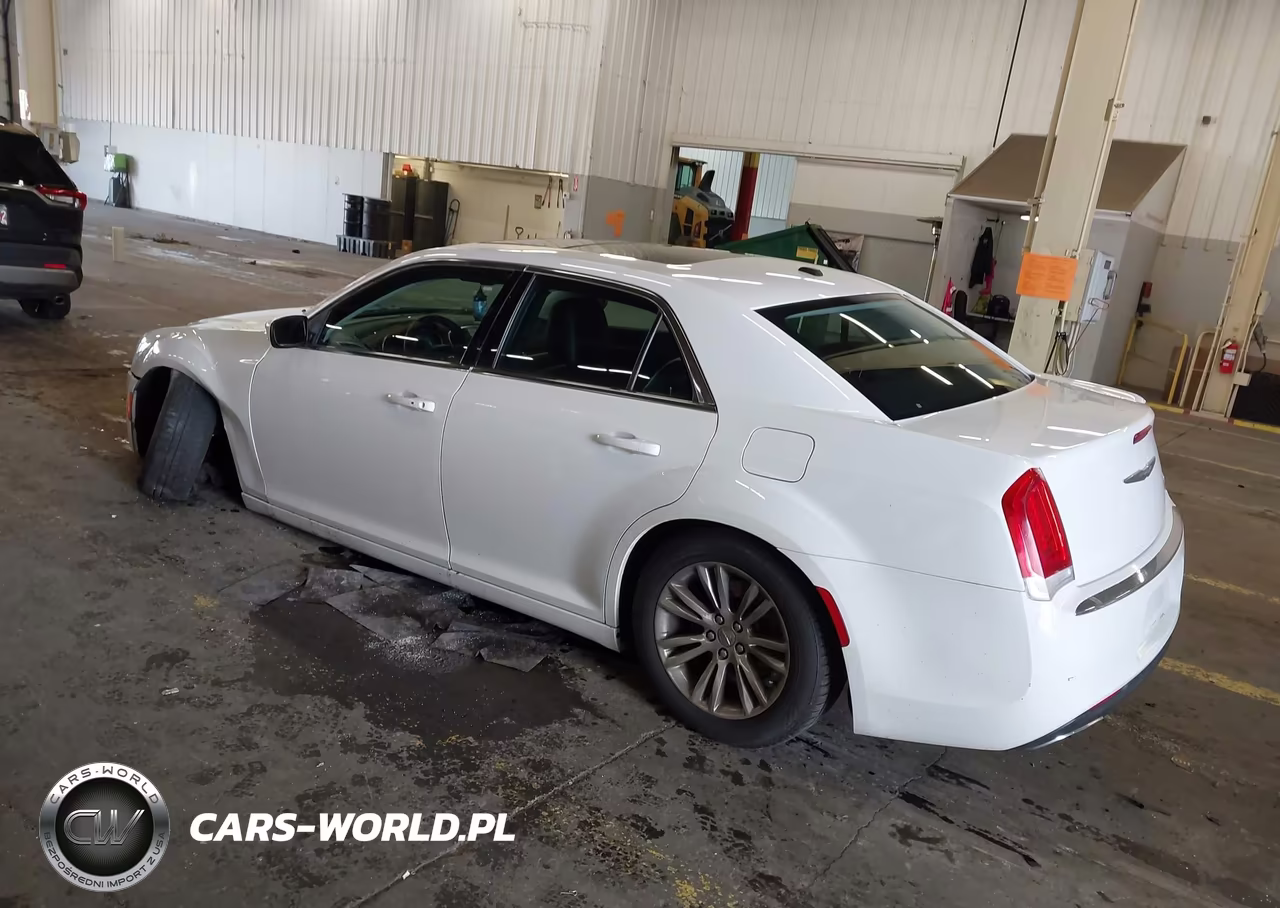 2015 Chrysler 300 Touring VIN:2C3CCAAG6FH832716 - 3