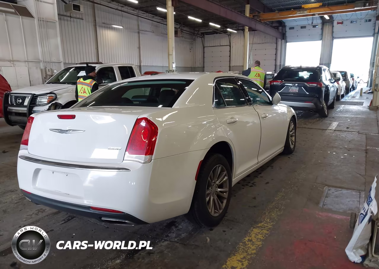 2015 Chrysler 300 Touring VIN:2C3CCAAG6FH832716 - 4