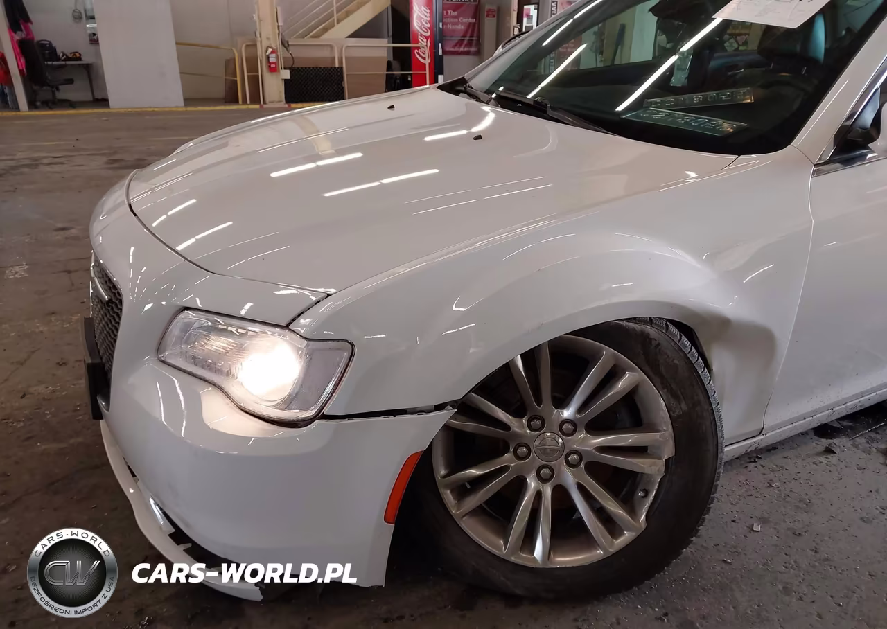 2015 Chrysler 300 Touring VIN:2C3CCAAG6FH832716 - 6