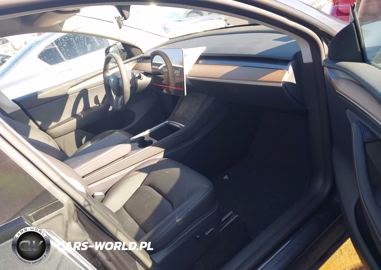 2025 Tesla Model Y Long Range Single Motor Rear-Wheel Drive VIN:7SAYGDED6SF318987 - 5