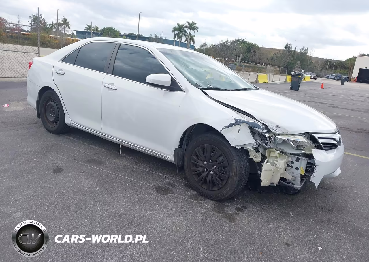 2014 Toyota Camry Le – zdjęcie 1 z 16