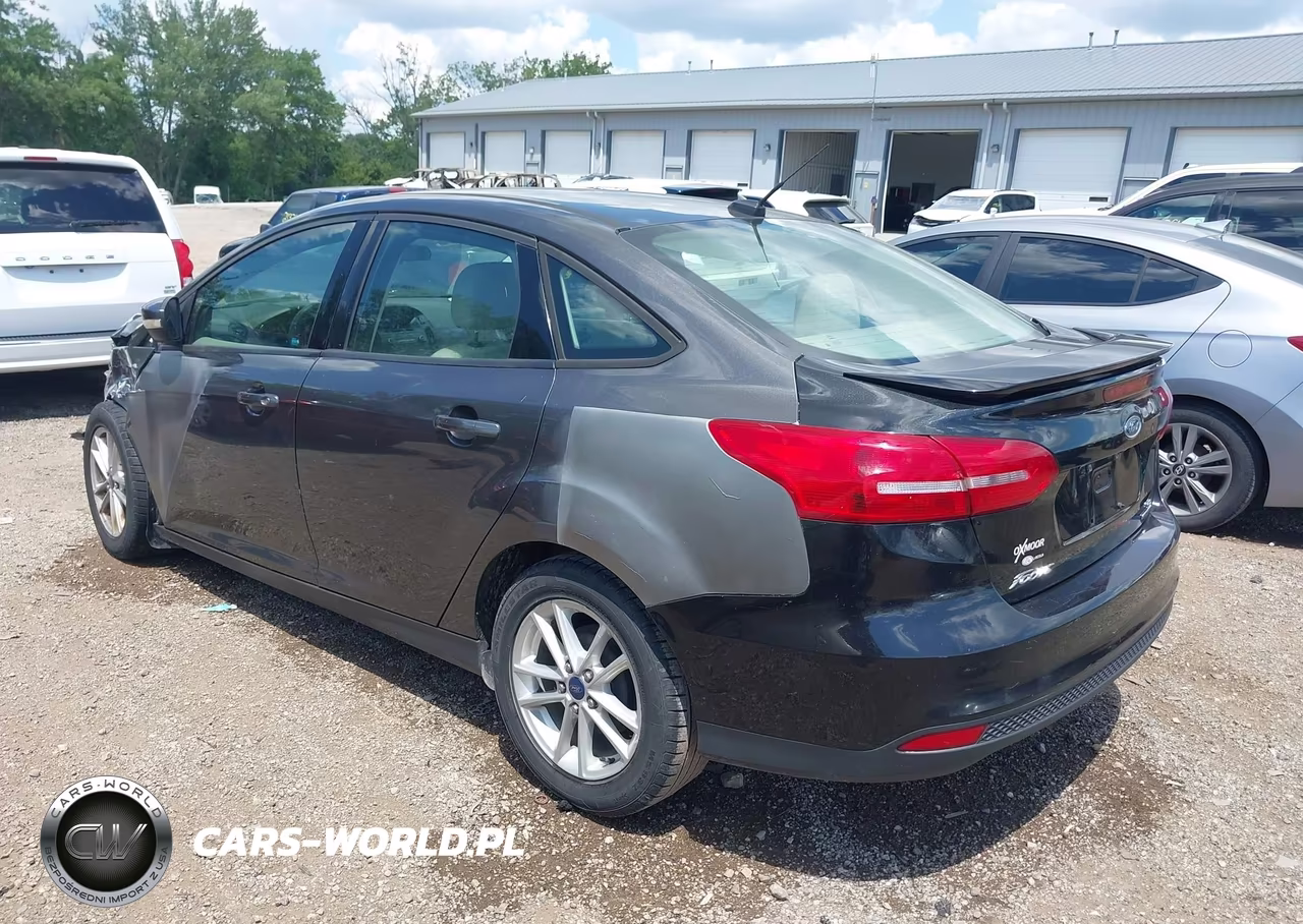2015 Ford Focus Se VIN:1FADP3F22FL280475 - 3