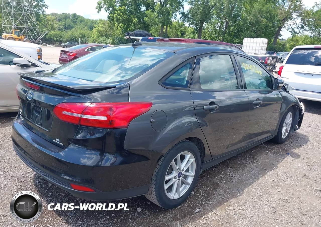 2015 Ford Focus Se VIN:1FADP3F22FL280475 - 4