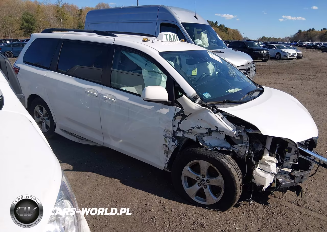 2018 Toyota Sienna Le 8 Passenger VIN:5TDKZ3DC3JS936004 - 13