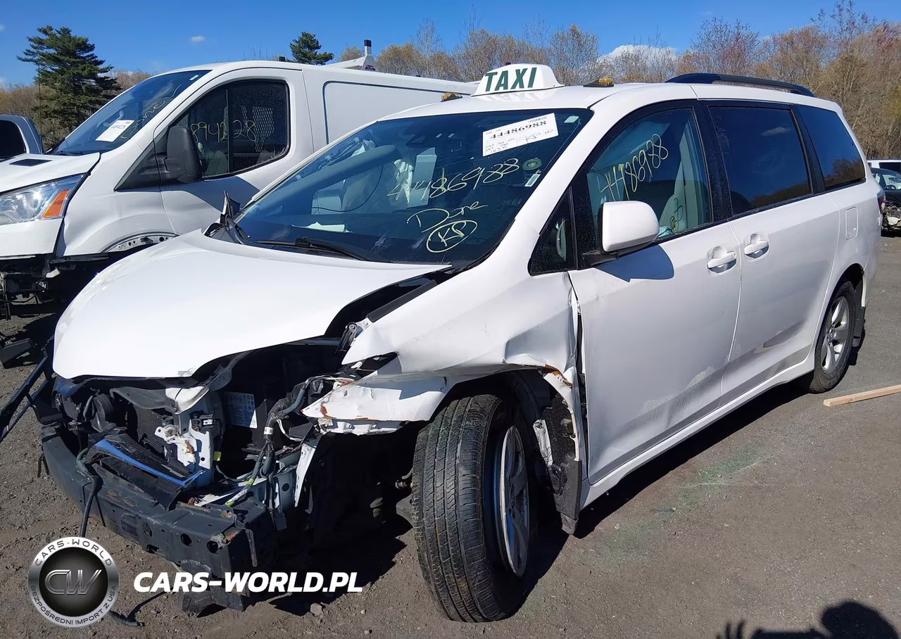 2018 Toyota Sienna Le 8 Passenger VIN:5TDKZ3DC3JS936004 - 2
