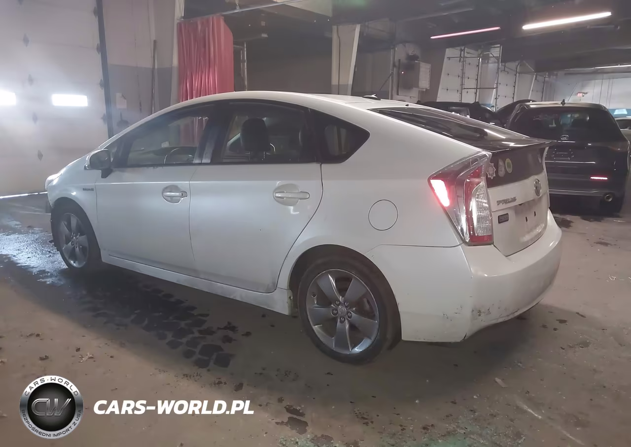 2015 Toyota Prius Persona Series Special Edition VIN:JTDKN3DU5F0421309 - 3