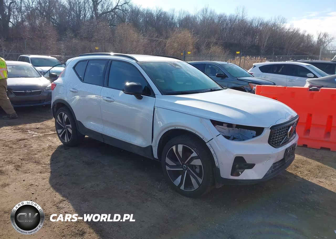 2025 Volvo Xc40 B5 Ultra Dark Theme – zdjęcie 1 z 18