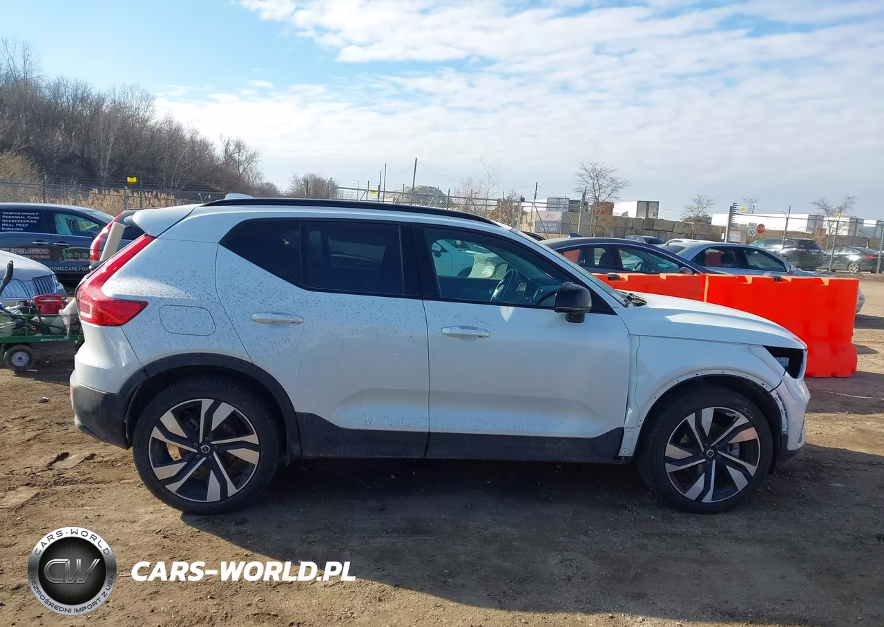 2025 Volvo Xc40 B5 Ultra Dark Theme VIN:YV4L12UM4S2517311 - 14