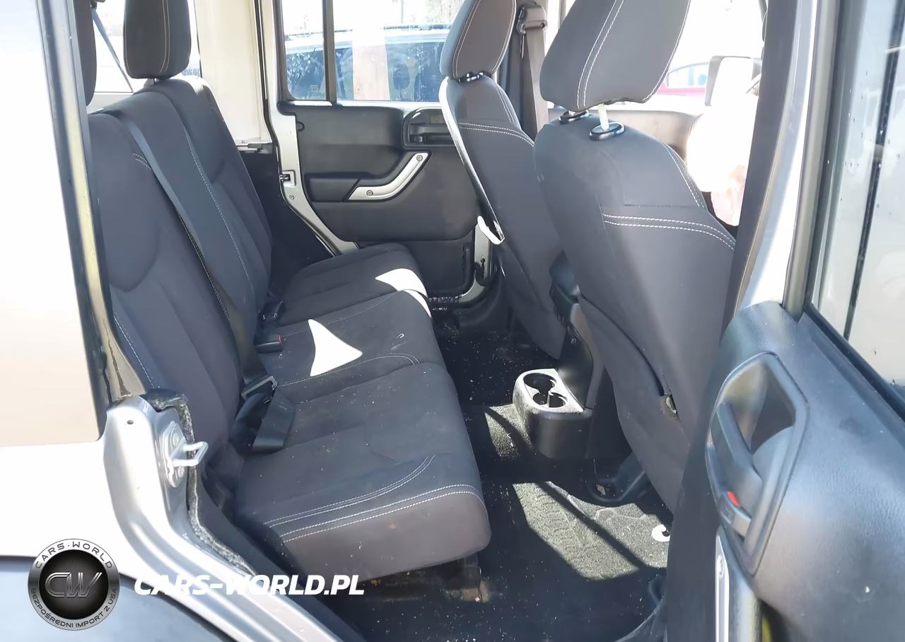 2015 Jeep Wrangler Unlimited Rubicon VIN:1C4BJWFG9FL770363 - 8