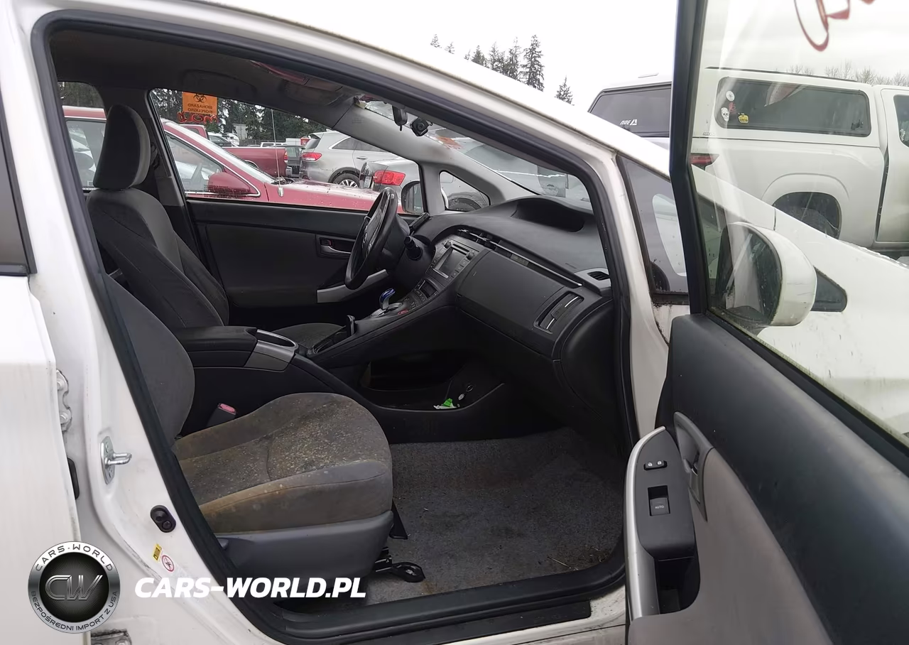 2014 Toyota Prius Two VIN:JTDKN3DU8E1741507 - 5