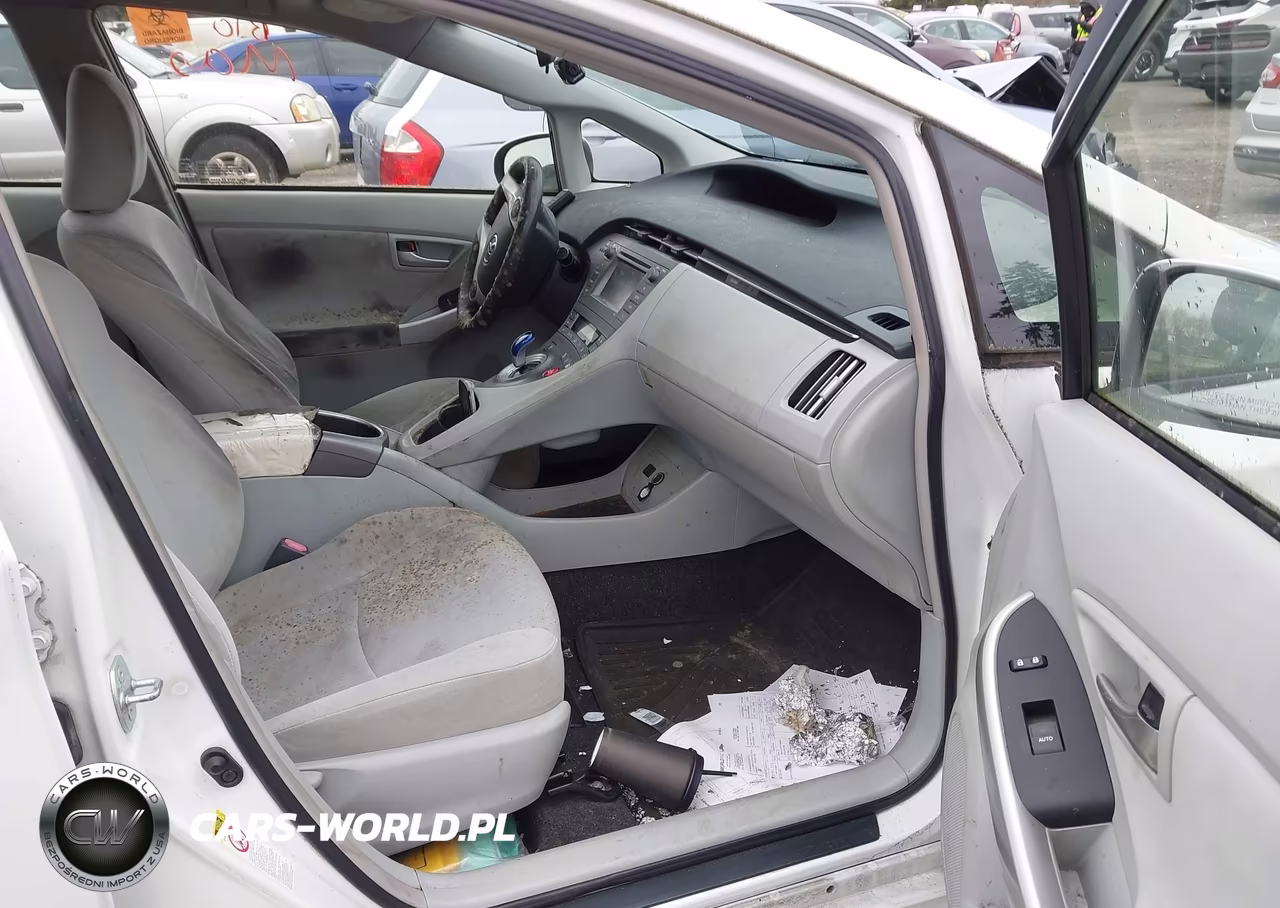 2014 Toyota Prius Two VIN:JTDKN3DU3E1763818 - 5