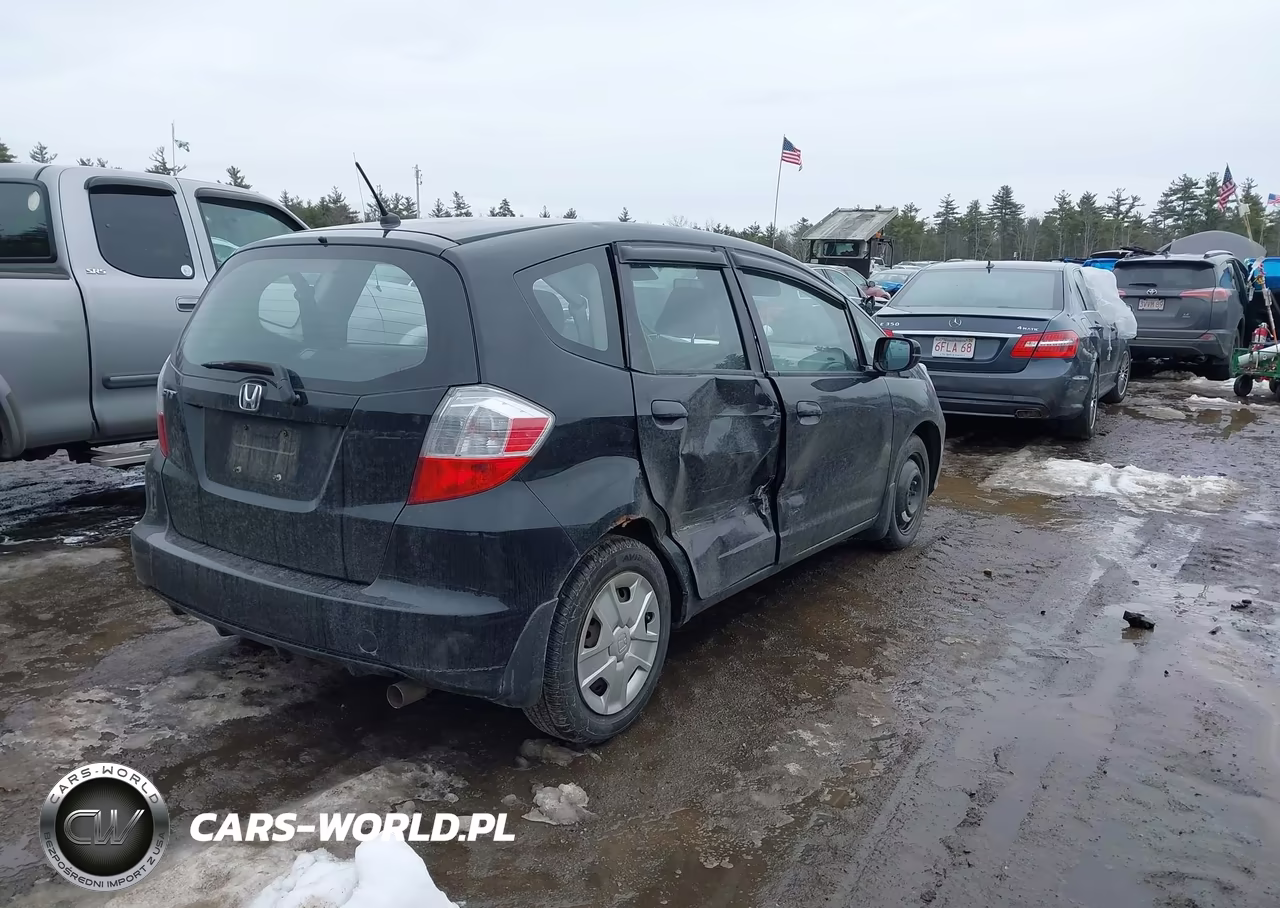 2013 Honda Fit VIN:JHMGE8H30DC075569 - 4