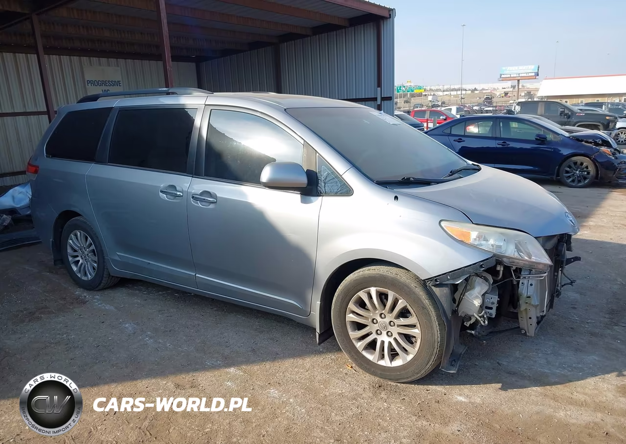 2013 Toyota Sienna Xle V6 8 Passenger