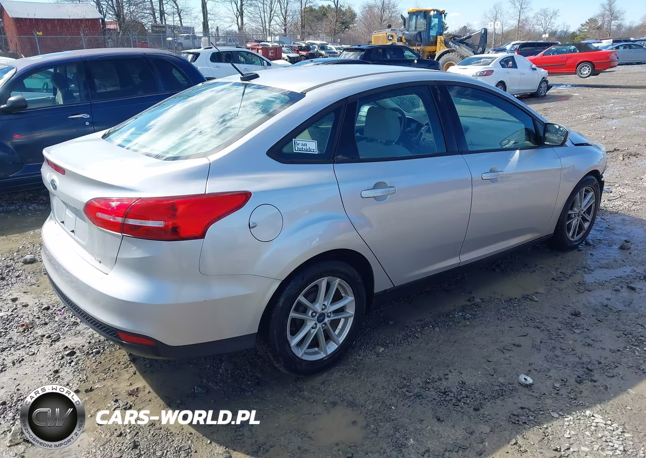 2018 Ford Focus Se VIN:1FADP3F29JL252990 - 4