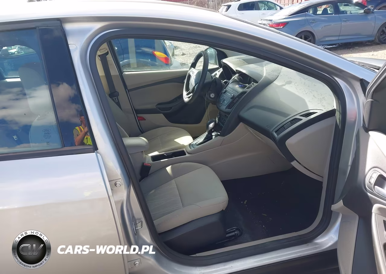 2018 Ford Focus Se VIN:1FADP3F29JL252990 - 5