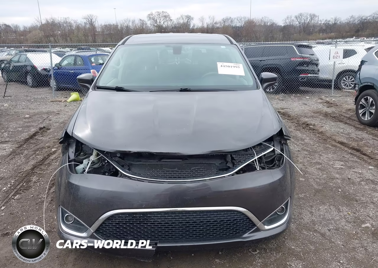 2018 Chrysler Pacifica Touring Plus VIN:2C4RC1FG2JR175527 - 13