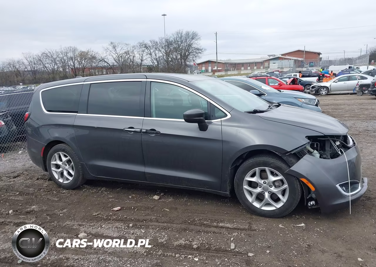 2018 Chrysler Pacifica Touring Plus VIN:2C4RC1FG2JR175527 - 14