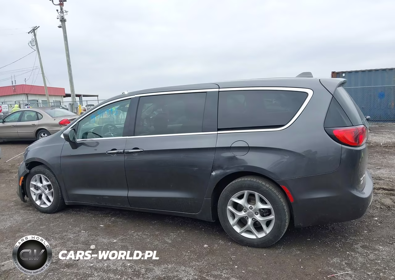 2018 Chrysler Pacifica Touring Plus VIN:2C4RC1FG2JR175527 - 15