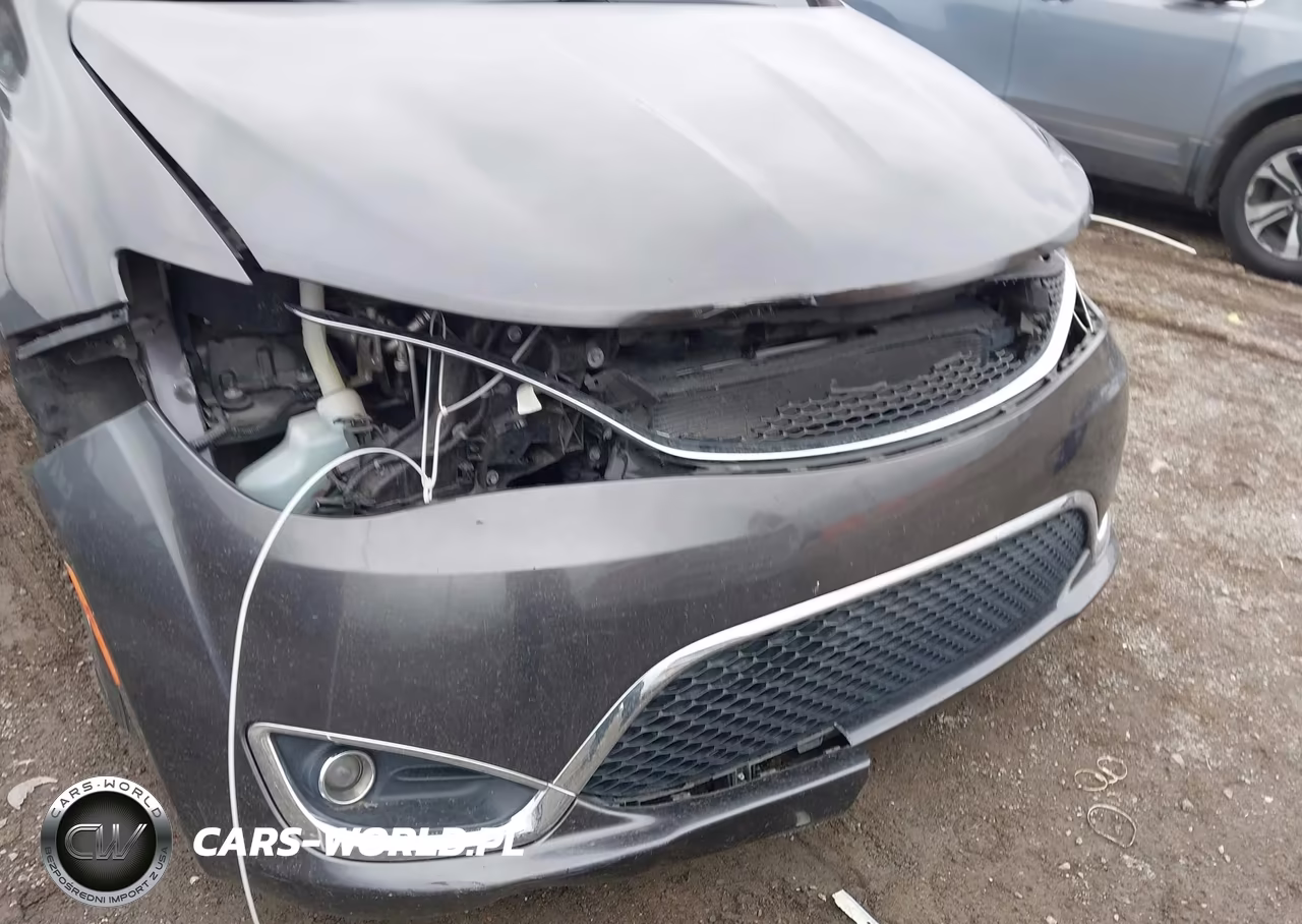 2018 Chrysler Pacifica Touring Plus VIN:2C4RC1FG2JR175527 - 19