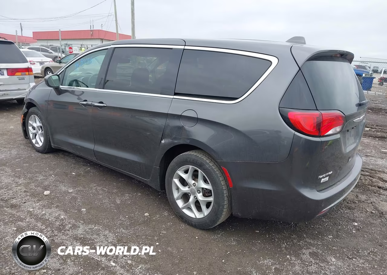 2018 Chrysler Pacifica Touring Plus VIN:2C4RC1FG2JR175527 - 3