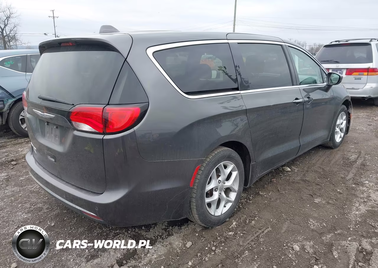 2018 Chrysler Pacifica Touring Plus VIN:2C4RC1FG2JR175527 - 4