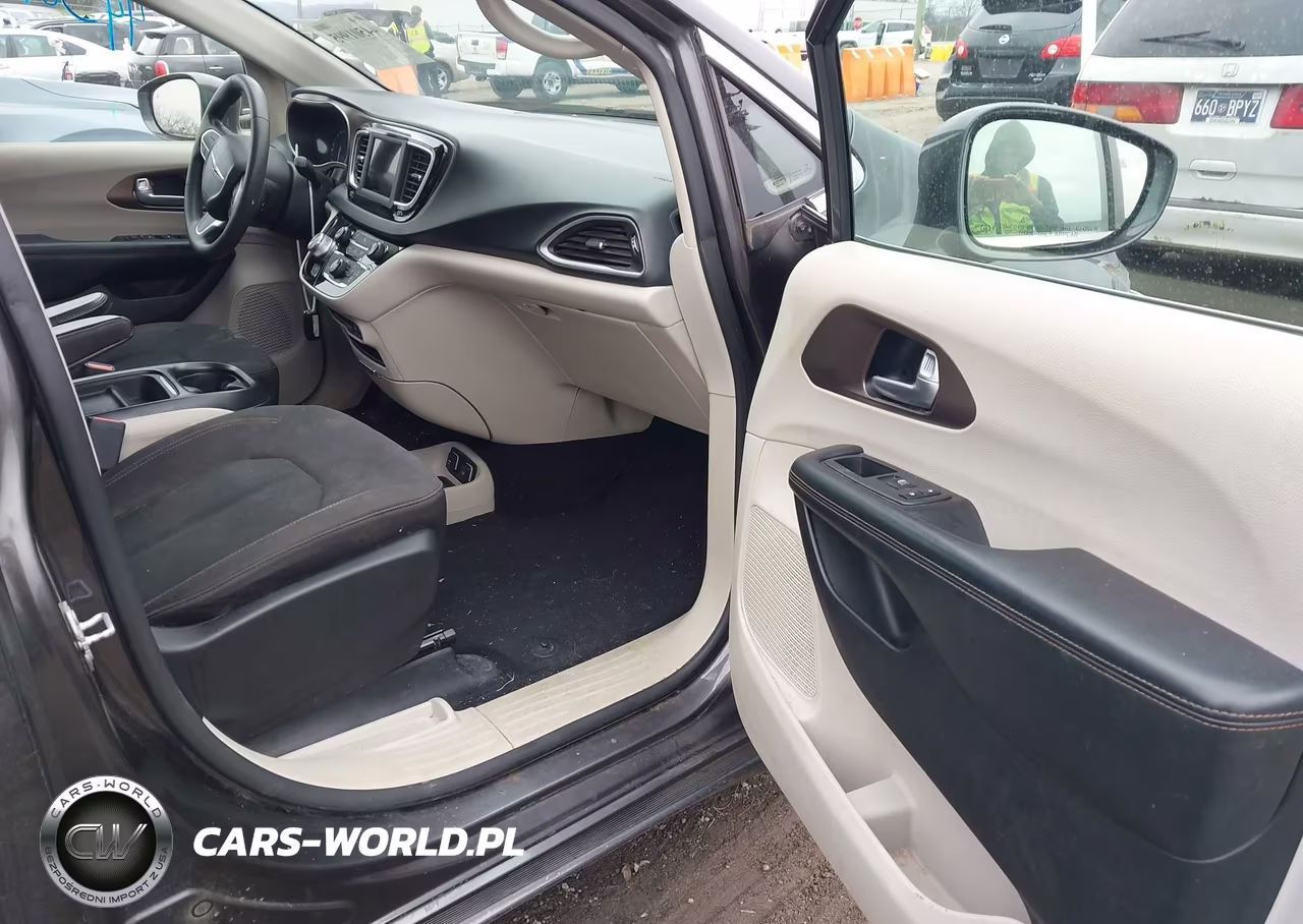 2018 Chrysler Pacifica Touring Plus VIN:2C4RC1FG2JR175527 - 5