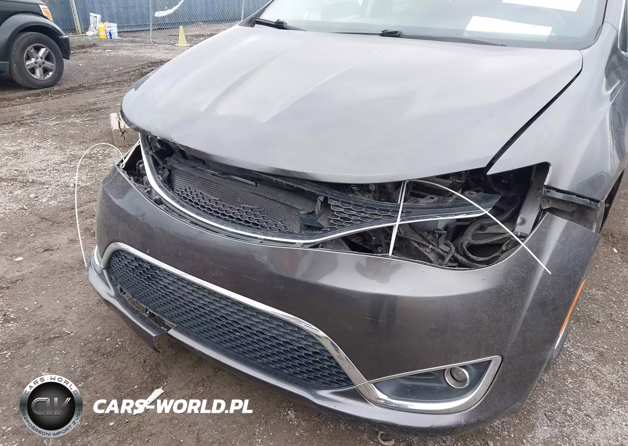 2018 Chrysler Pacifica Touring Plus VIN:2C4RC1FG2JR175527 - 6