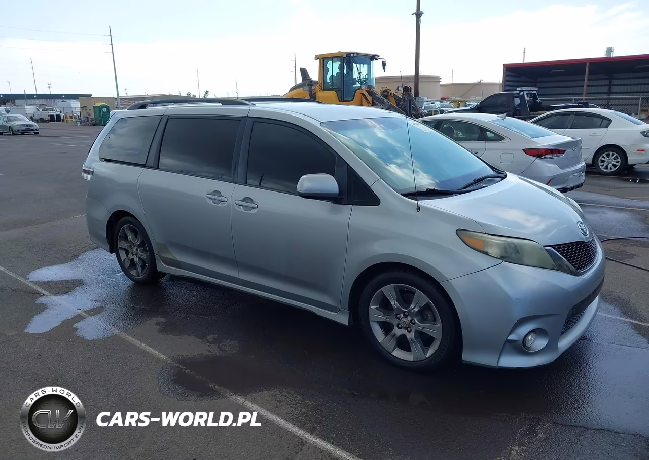 2012 Toyota Sienna Se 8 Passenger