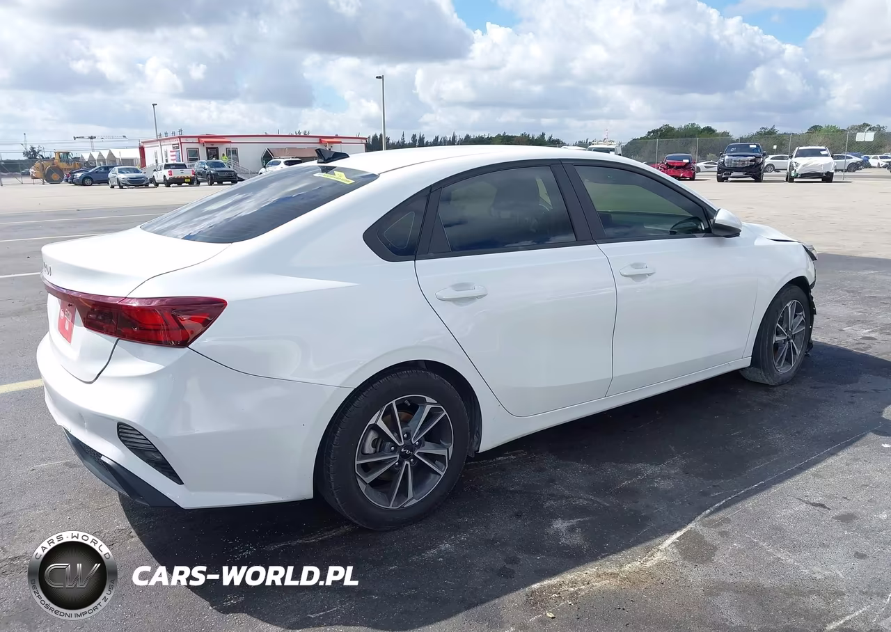2022 Kia Forte Lxs VIN:3KPF24AD4NE487361 - 4