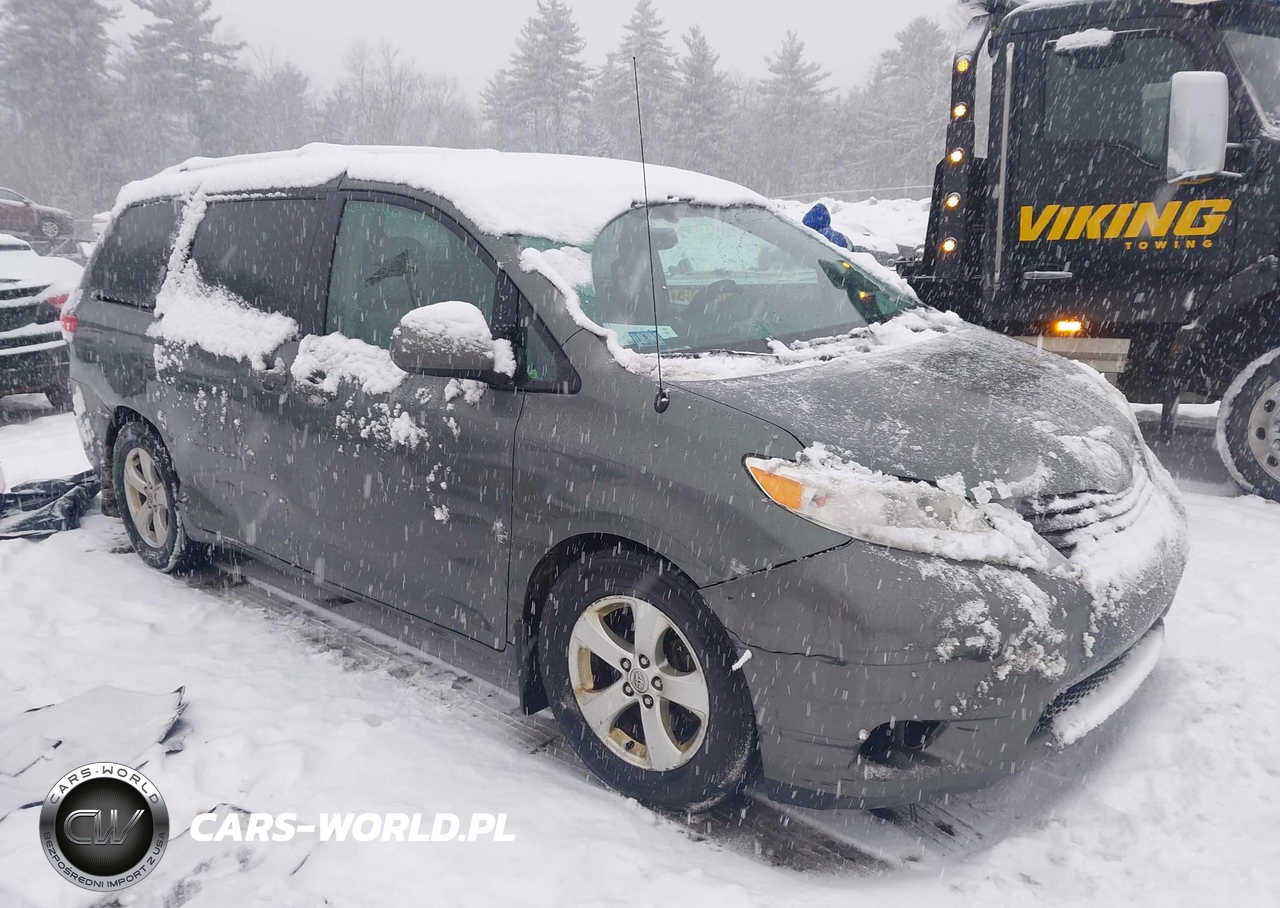 2014 Toyota Sienna Le V6 8 Passenger