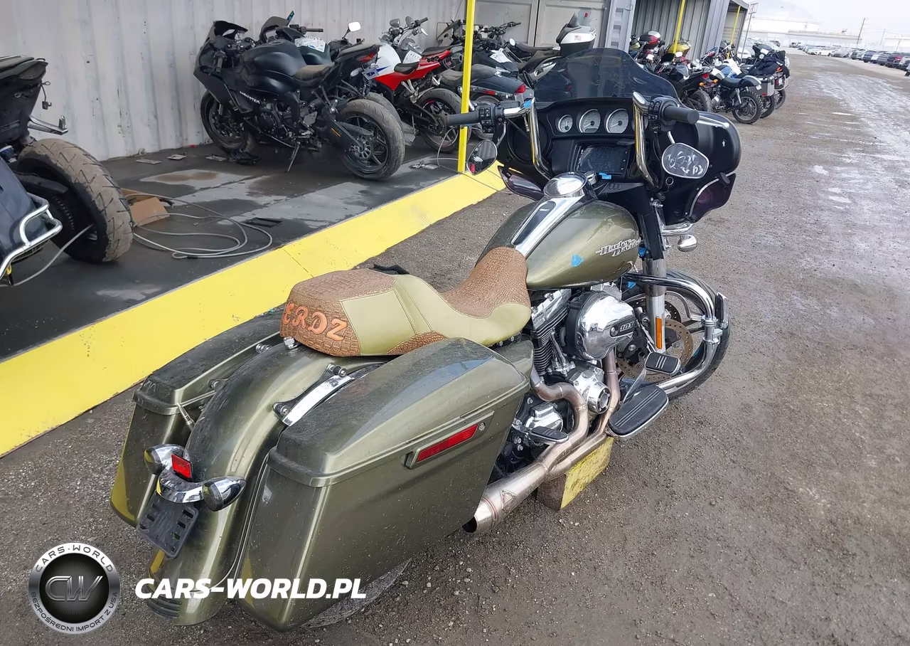 2016 Harley-Davidson Flhx Street Glide VIN:1HD1KBM32GB678258 - 4