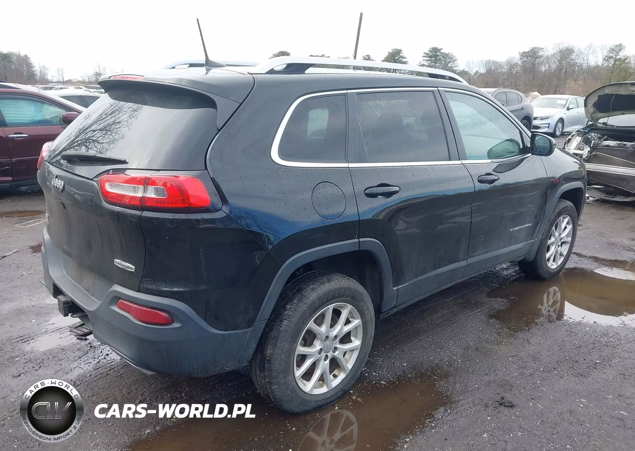 2017 Jeep Cherokee Latitude 4X4 VIN:1C4PJMCS2HD216162 - 4