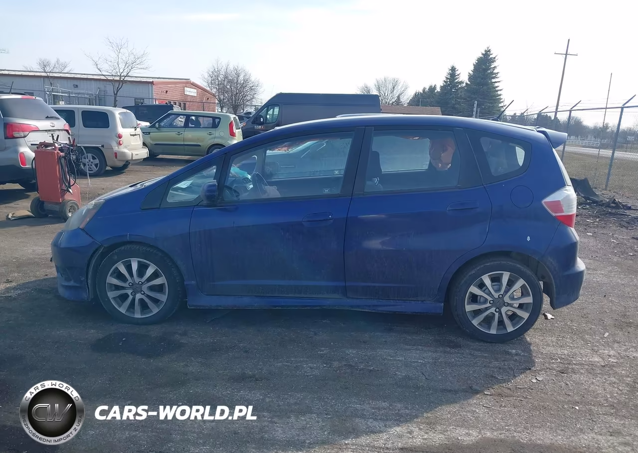 2013 Honda Fit Sport VIN:JHMGE8H51DC068213 - 14
