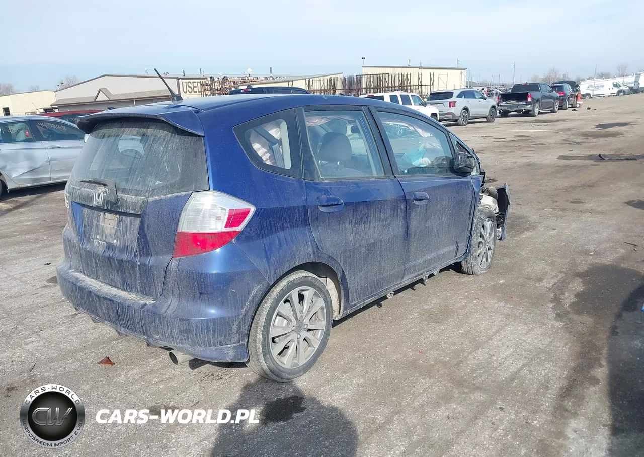 2013 Honda Fit Sport VIN:JHMGE8H51DC068213 - 4