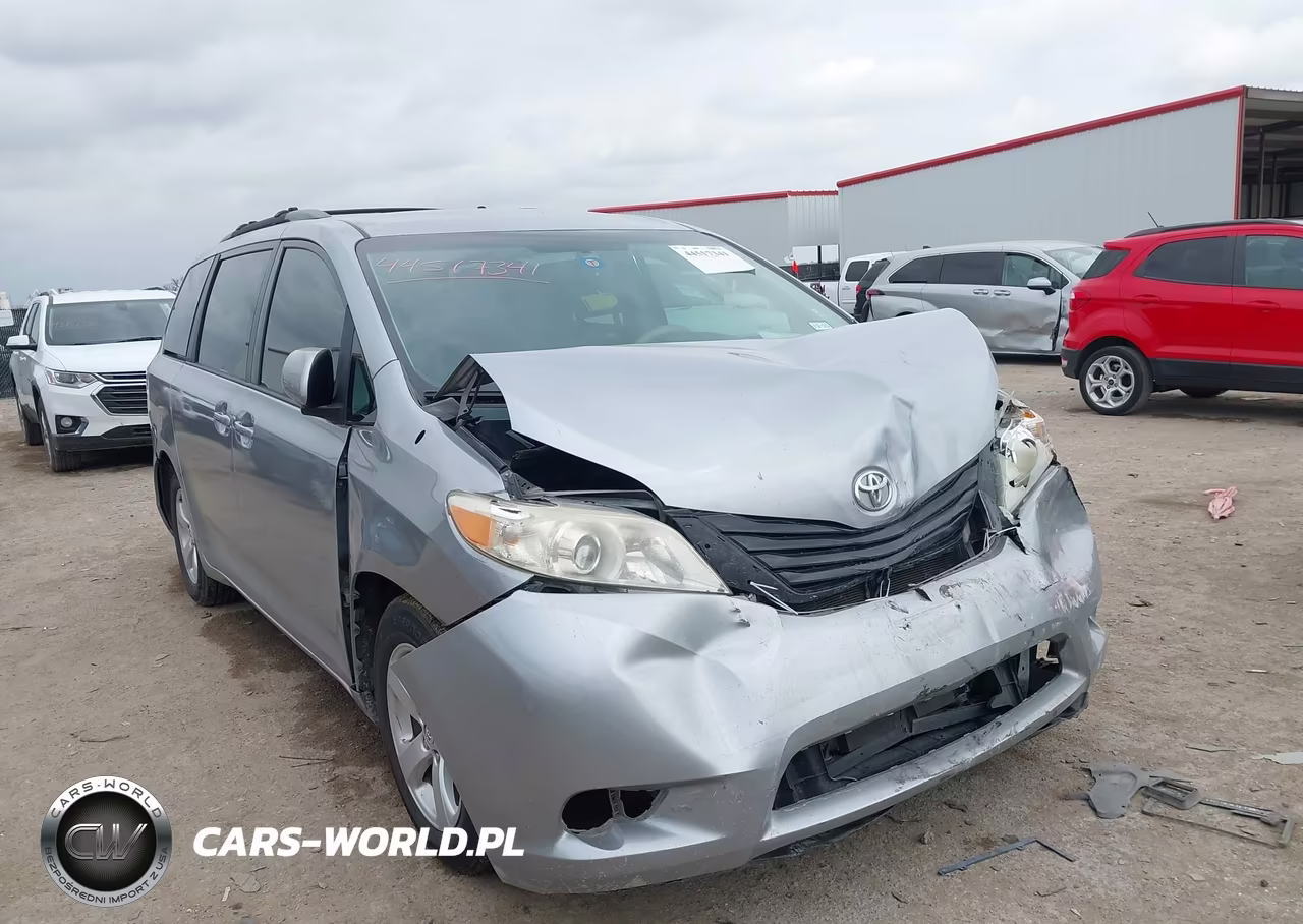 2014 Toyota Sienna Le V6 8 Passenger
