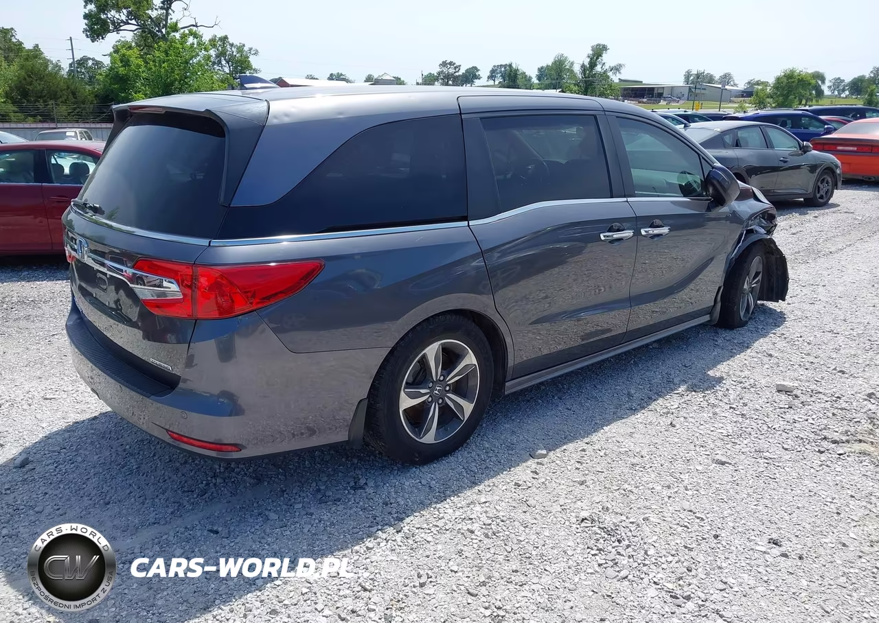 2018 Honda Odyssey Touring VIN:5FNRL6H8XJB017693 - 4