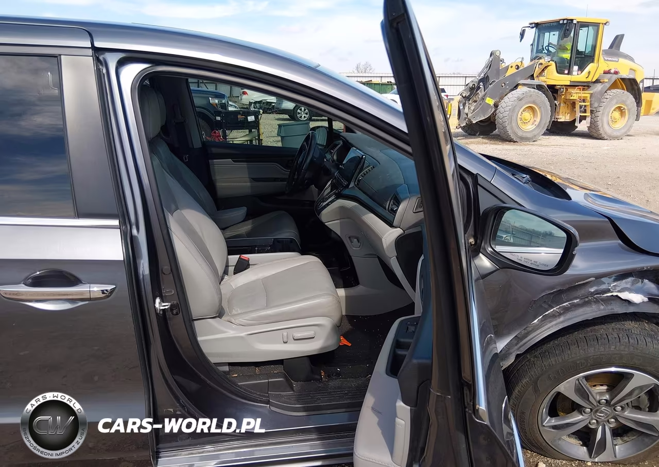 2018 Honda Odyssey Touring VIN:5FNRL6H8XJB017693 - 5