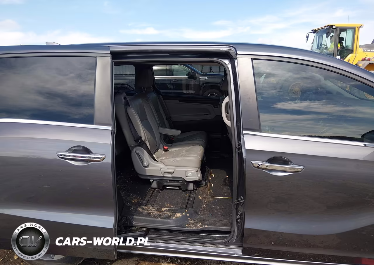 2018 Honda Odyssey Touring VIN:5FNRL6H8XJB017693 - 8