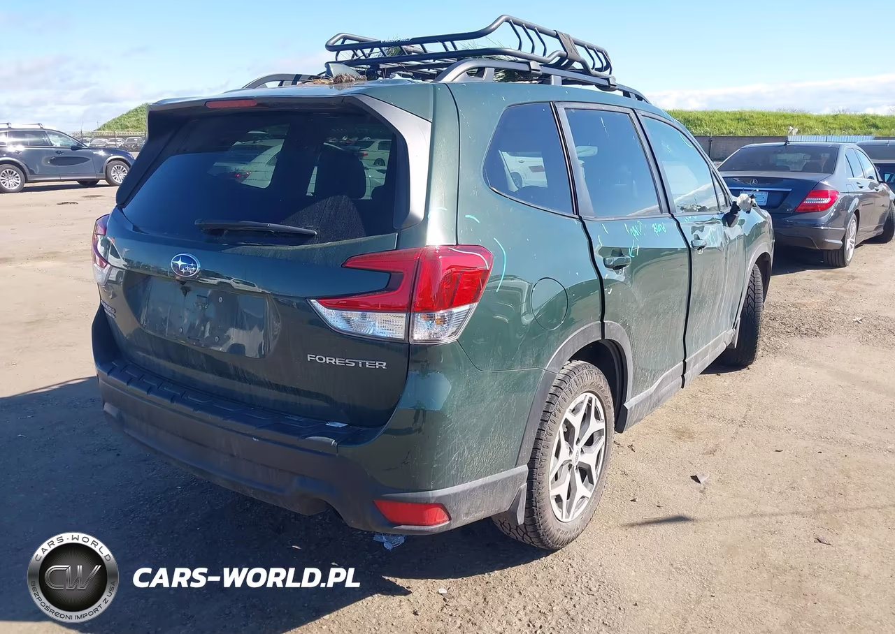 2022 Subaru Forester Premium VIN:JF2SKAEC5NH484530 - 4
