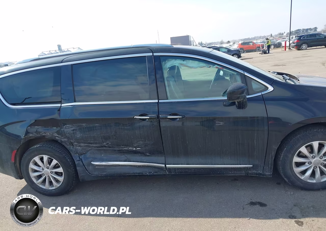 2018 Chrysler Pacifica Touring L VIN:2C4RC1BG0JR149126 - 14