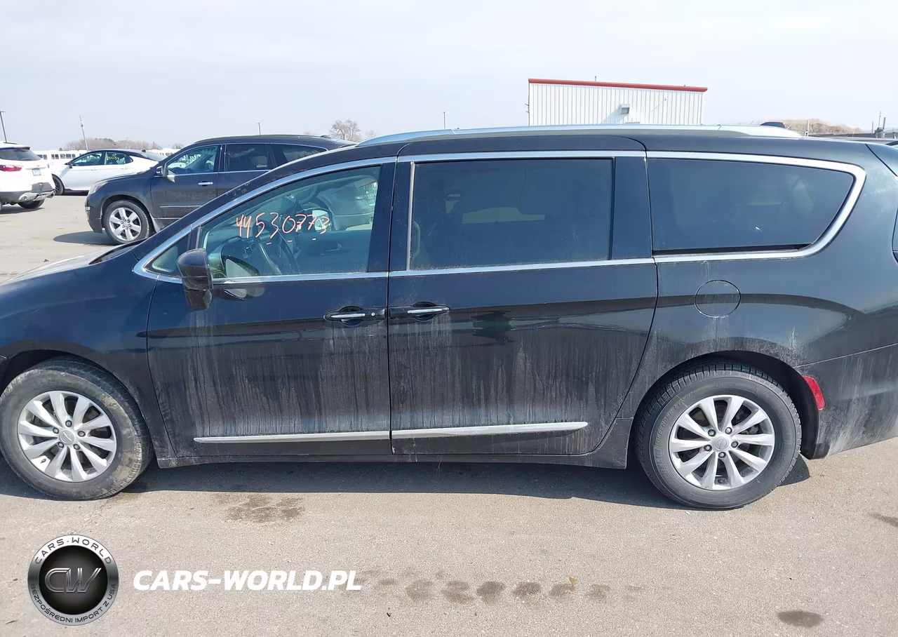 2018 Chrysler Pacifica Touring L VIN:2C4RC1BG0JR149126 - 15