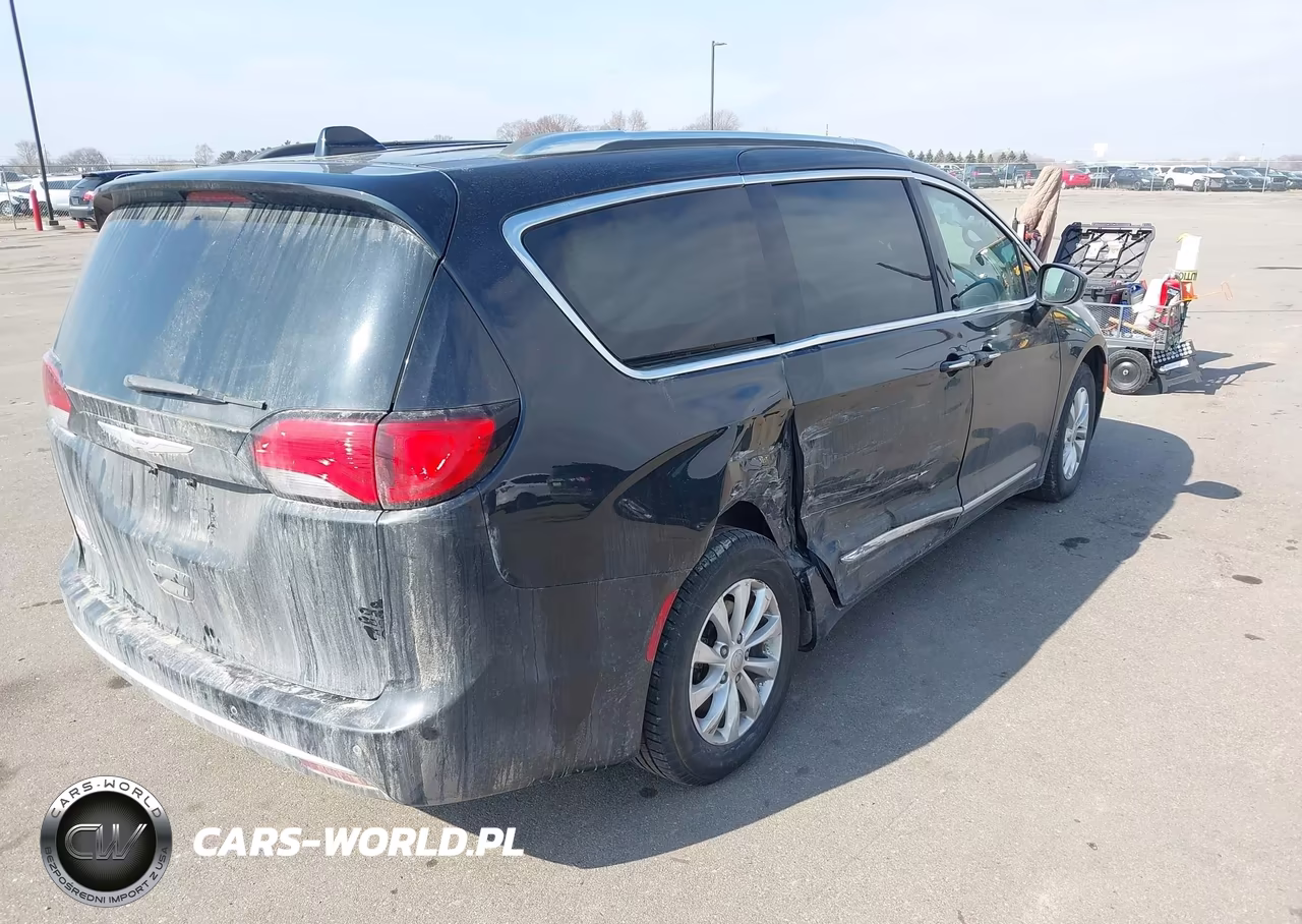 2018 Chrysler Pacifica Touring L VIN:2C4RC1BG0JR149126 - 4