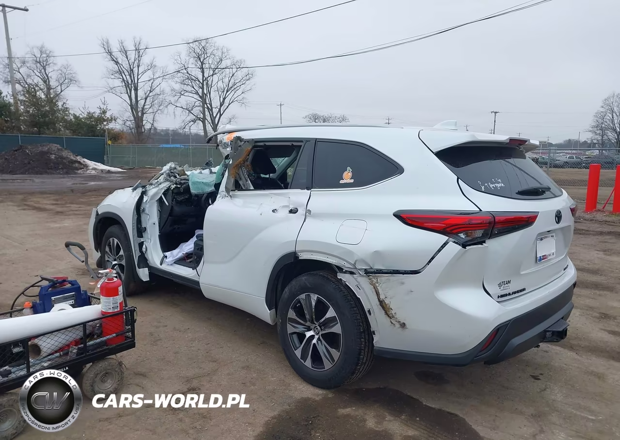 2022 Toyota Highlander Xle VIN:5TDHZRBH4NS235862 - 3