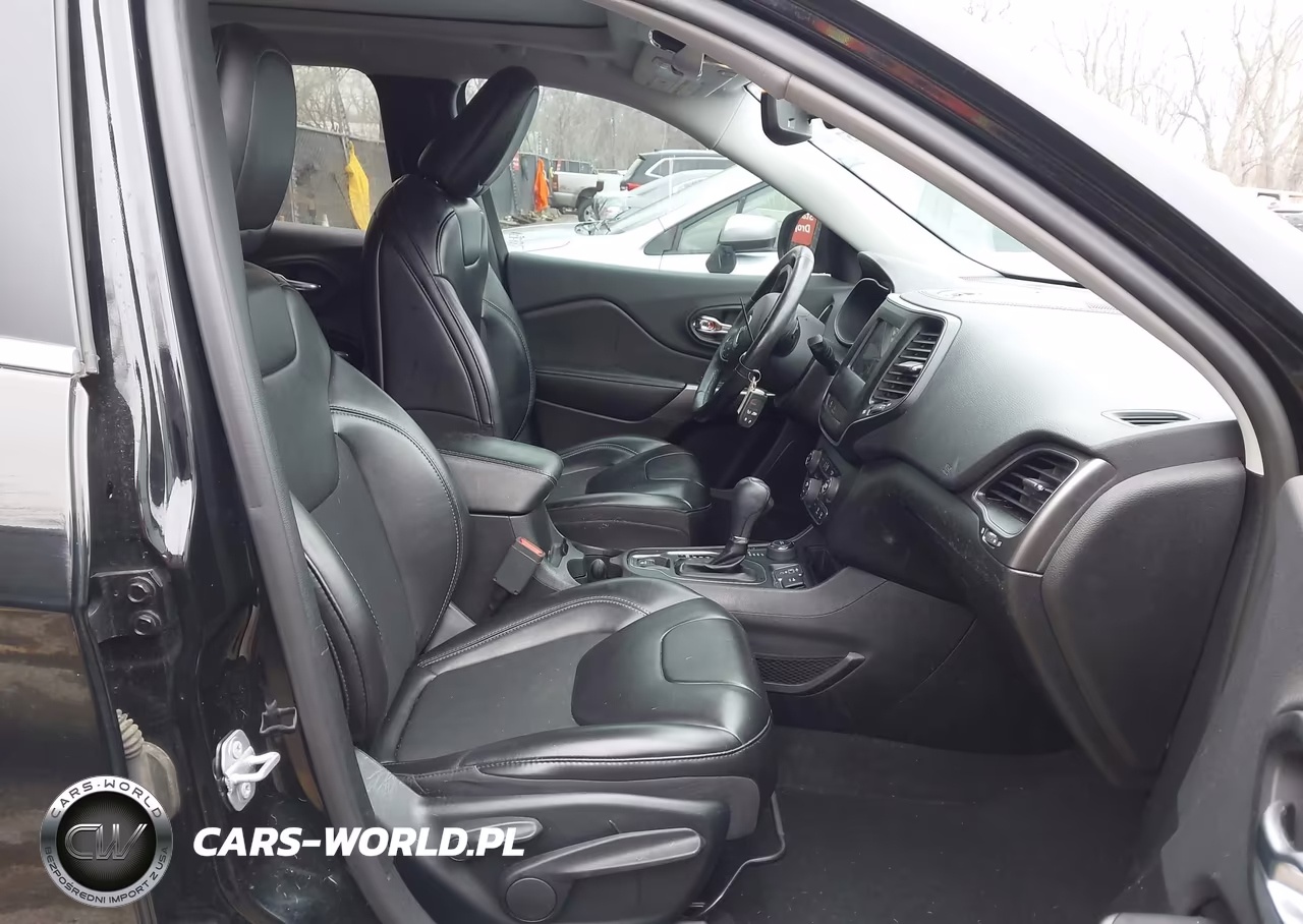 2019 Jeep Cherokee Latitude Plus 4X4 VIN:1C4PJMLB2KD398159 - 5