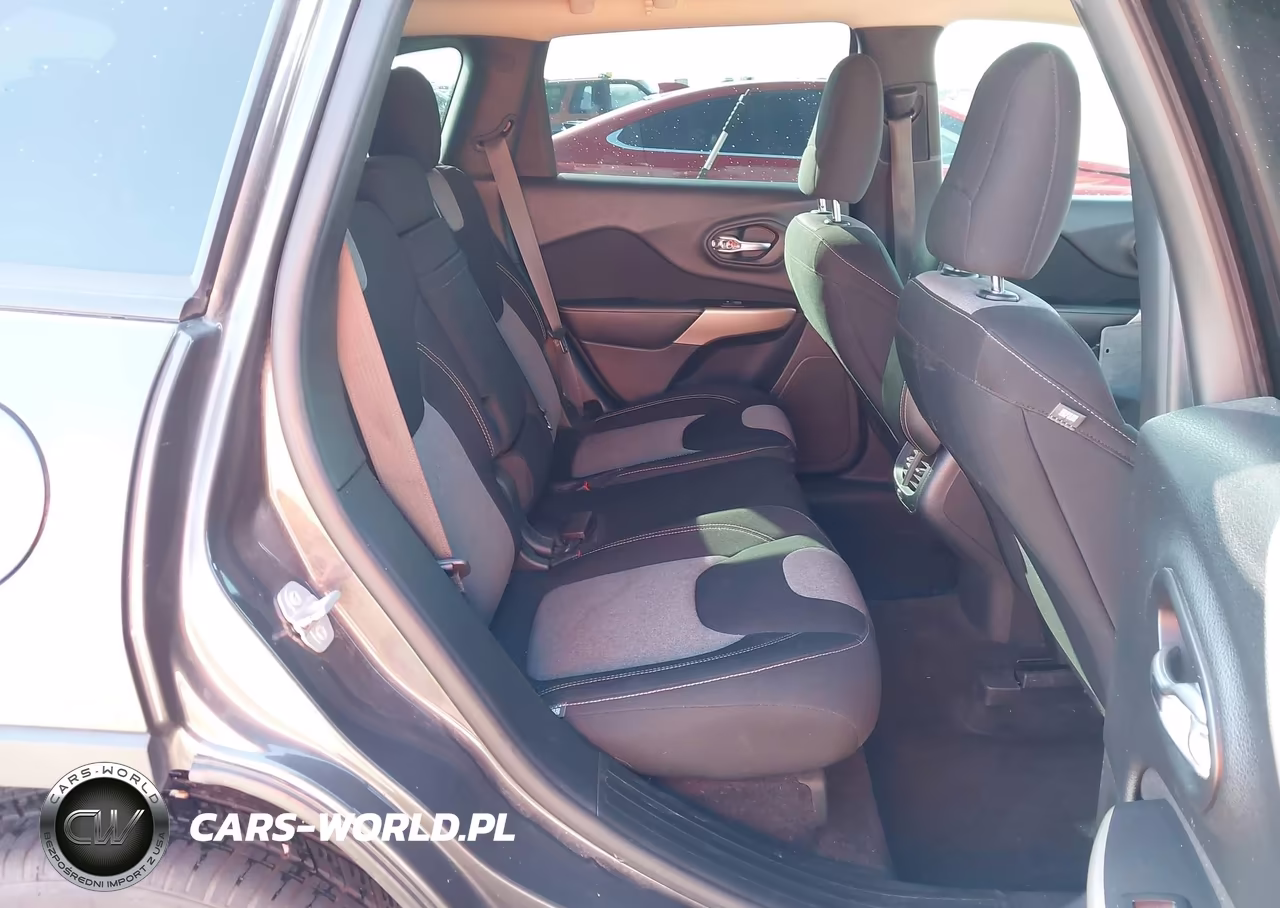 2018 Jeep Cherokee Latitude 4X4 VIN:1C4PJMCX6JD541639 - 8
